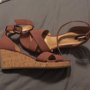 Mauve pink small wedge sandal.